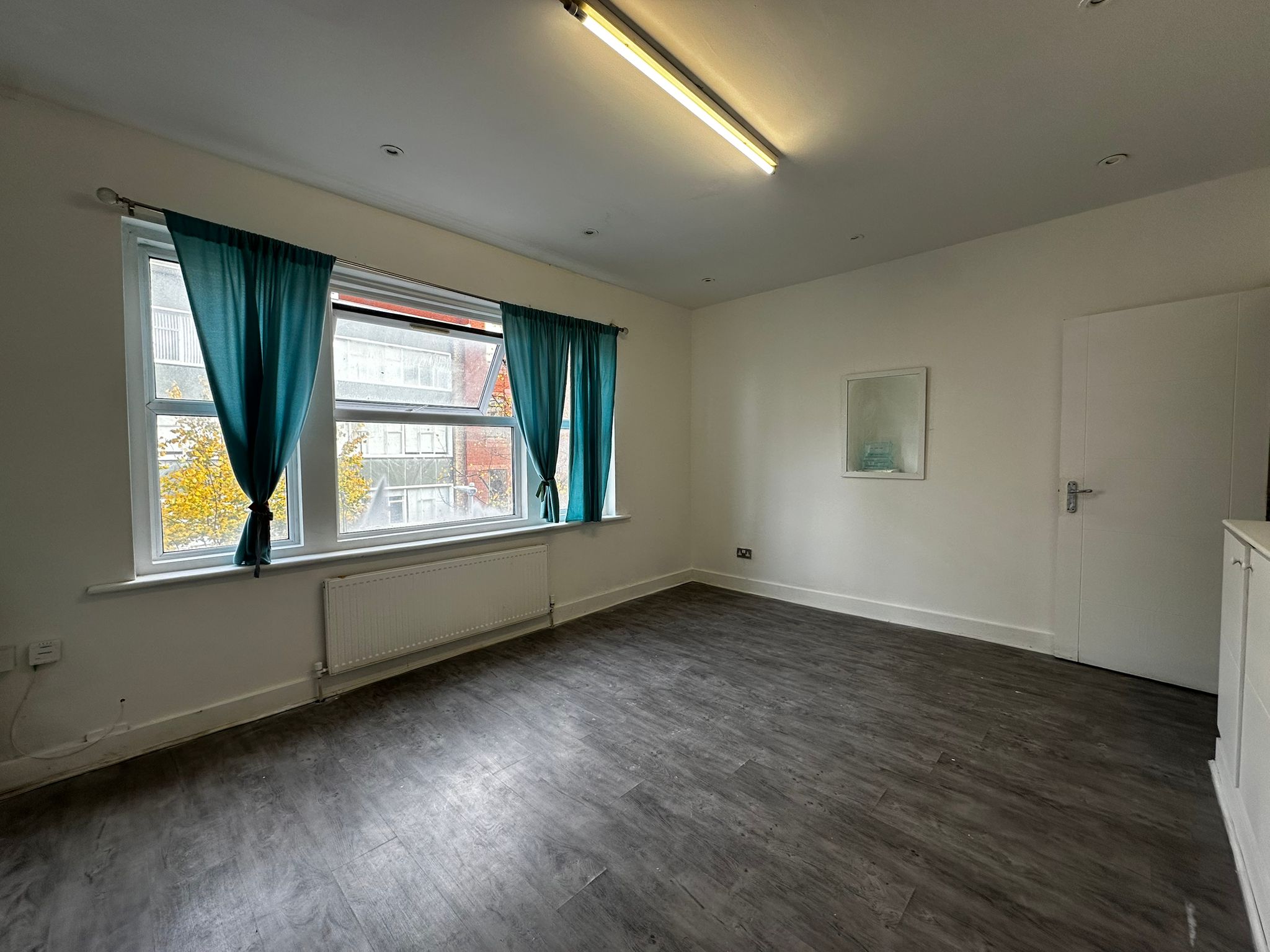 Spacious 1-Bedroom Flat in a Prime Sutton Location ✨ - Image 4
