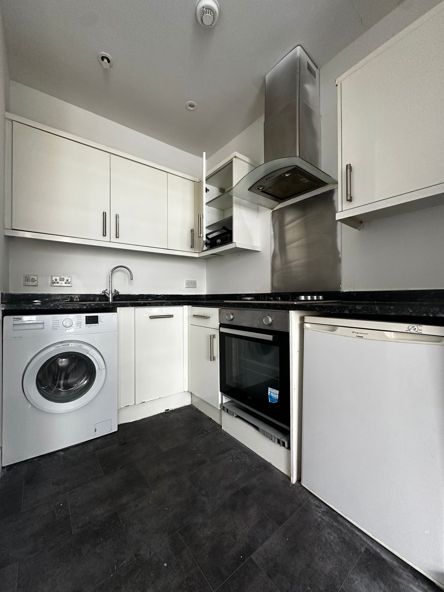 Spacious 1-Bedroom Flat in a Prime Sutton Location ✨ - Image 7
