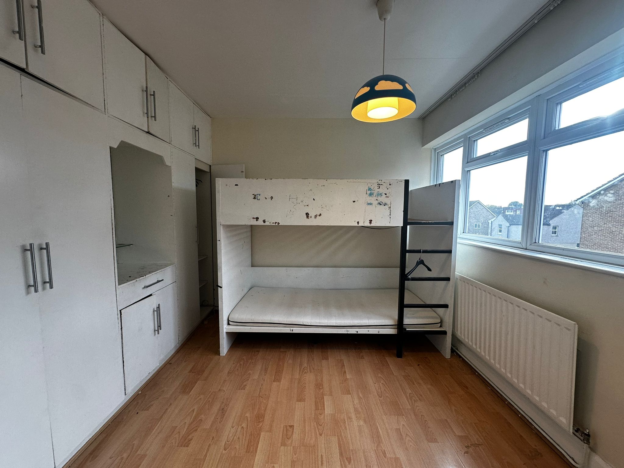 🏡 Spacious 3/4 Bedroom Flat, Mitcham Junction - Image 3