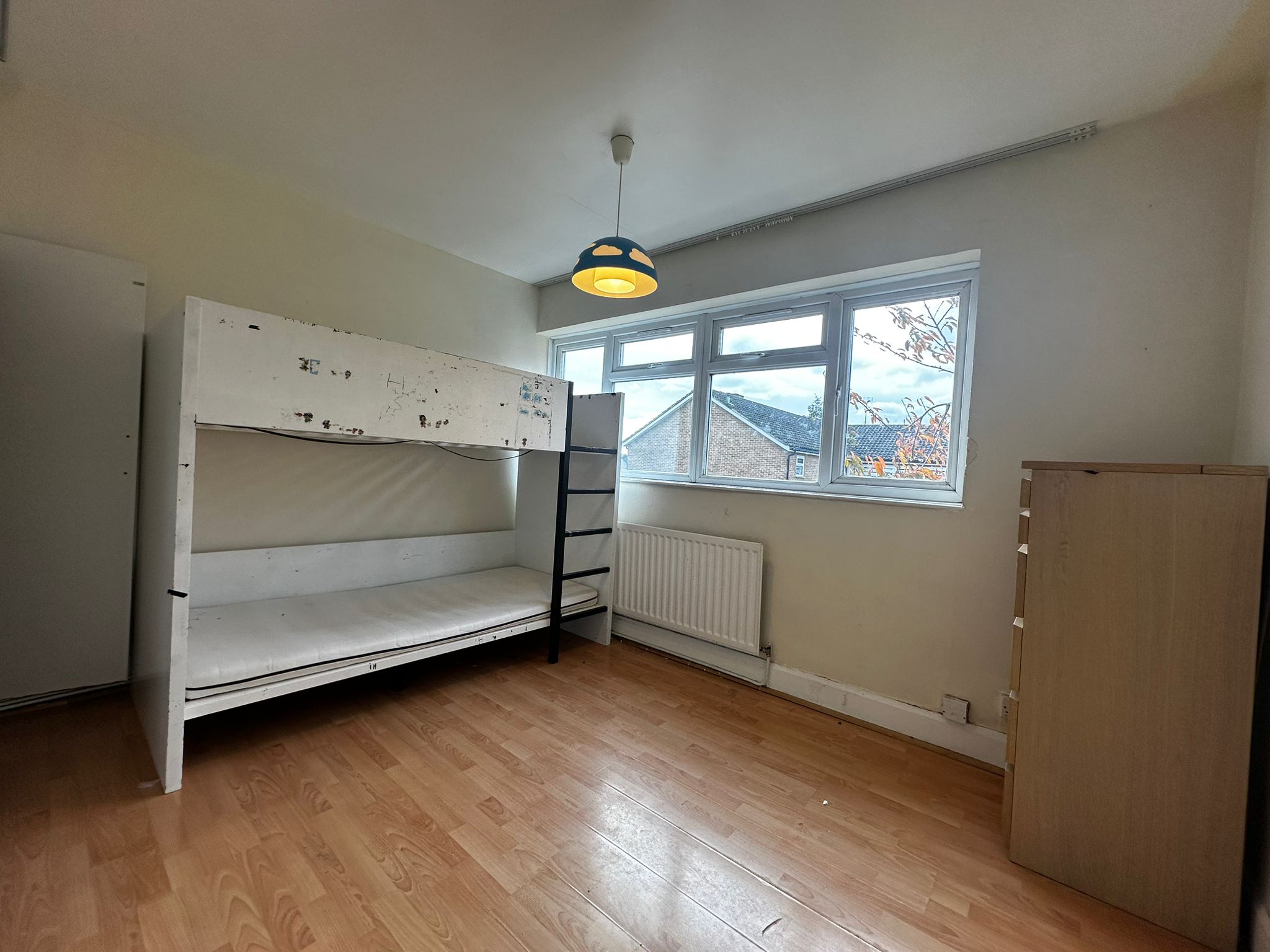 🏡 Spacious 3/4 Bedroom Flat, Mitcham Junction - Image 4