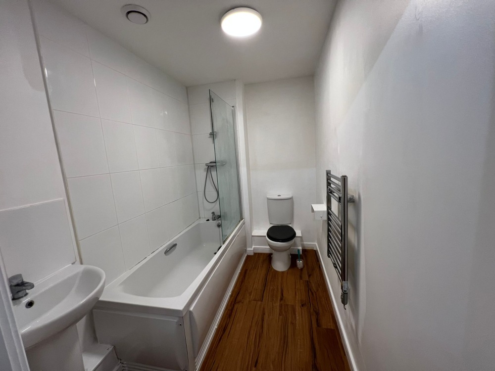 🏡 2-Bedroom Apartment – Refurbished & with Private Parking – Morden - Image 2