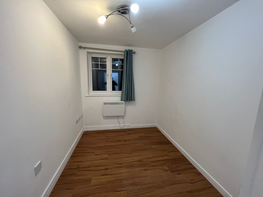 🏡 2-Bedroom Apartment – Refurbished & with Private Parking – Morden - Image 5